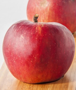 Kırmızı elmaları sepete koy ve kapat.