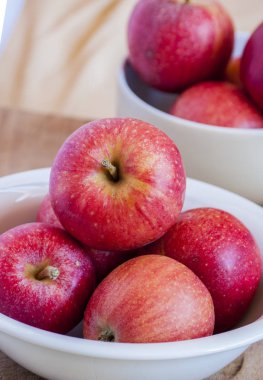 Kırmızı elmaları sepete koy ve kapat.