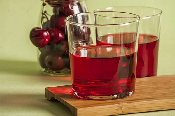 Baies de cerises mûres et jus — Photo