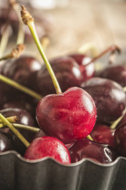 Tatlı kiraz meyveleri kase