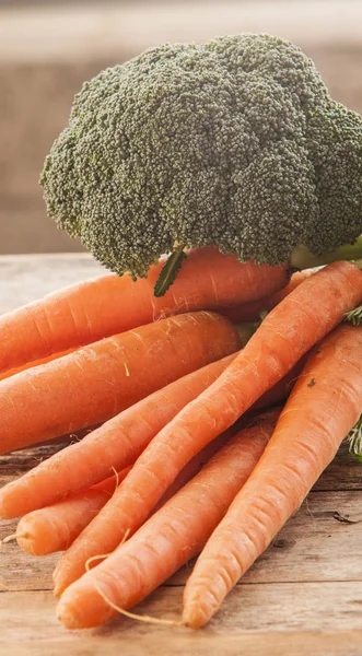 Зрізати моркву і брокколі — стокове фото
