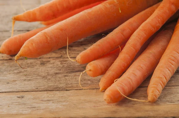 成熟的新鲜胡萝卜束 — 图库照片