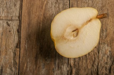 meyve arka plan. eski ahşap üzerine taze organik armut. Armut sonbaharda hasat