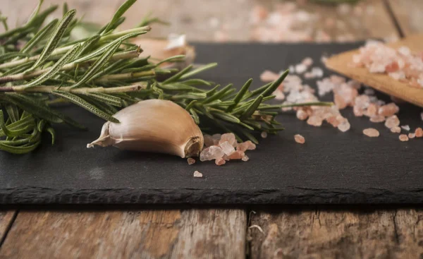 Tuz, biber, sarımsak ve biberiye doğrama tahtası