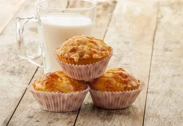 Ahşap masa üzerinde tuzlu peynir ve domuz pastırması muffins