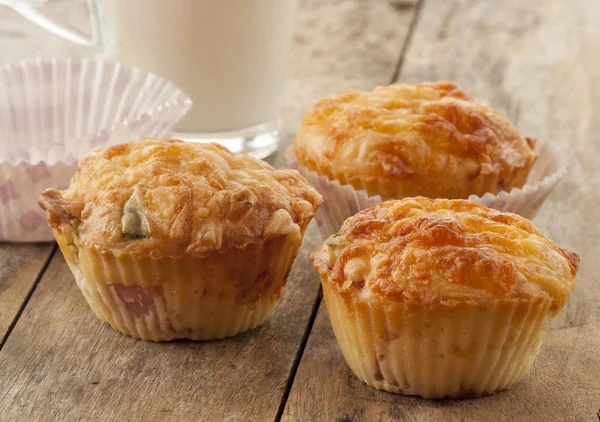 Ahşap masa üzerinde tuzlu peynir ve domuz pastırması muffins