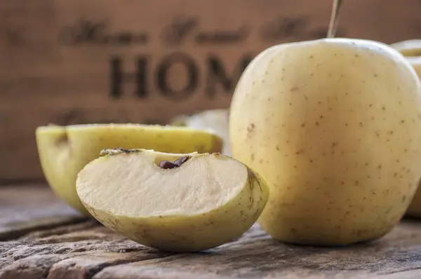 Madeira de corte de maçã — Fotografia de Stock