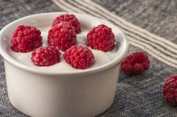 Plain Greek Yogurt with Raspberries — Stock Photo, Image