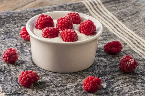 Plain Greek Yogurt with Raspberries — Stock Photo, Image