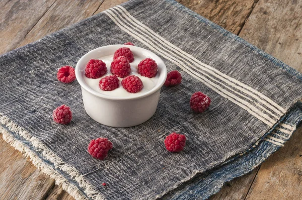 Plain Greek Yogurt with Raspberries — Stock Photo, Image