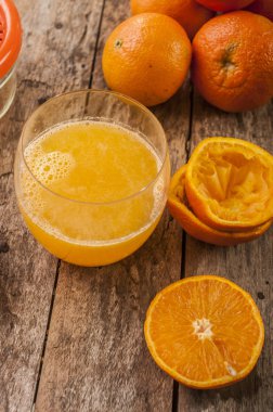 Turuncu meyve yakın kesme ahşap