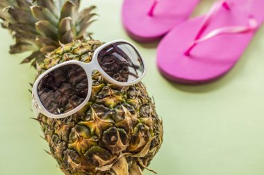 güneş gözlüğü - yaz aylarında tatil tatil yeme sağlıklı kavramı görüntü takmış ananas