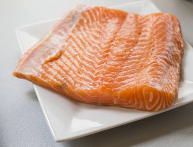 porsiyon sebze ve taze somon fileto