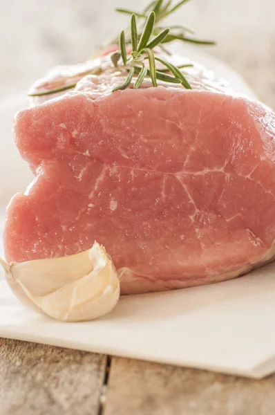 Chuletas de cerdo deshuesadas orgánicas crudas listas para cocinar — Foto de Stock