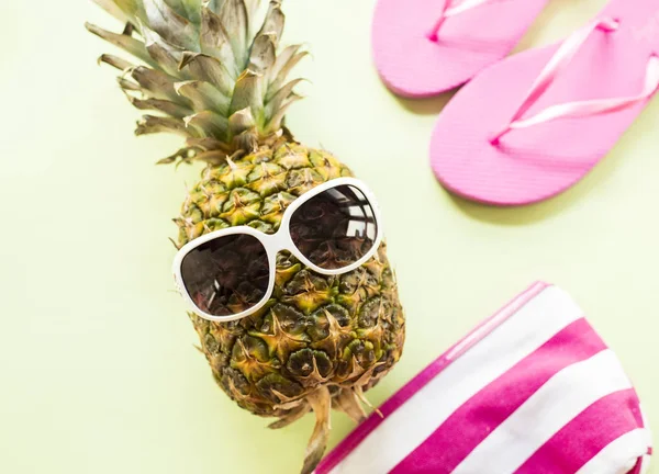 Ананас в солнечных очках - летние каникулы едят здоровый образ концепции — стоковое фото