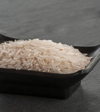 Basmati pirinç siyah arka plan üzerine