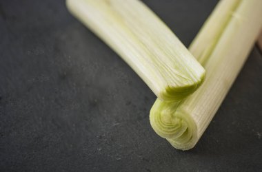 pırasa üzerinde siyah bir arka plan kesme