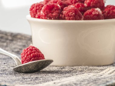 Beyaz kase taze ahududu meyve