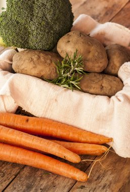  patates ve havuç ahşap arka plan üzerinde