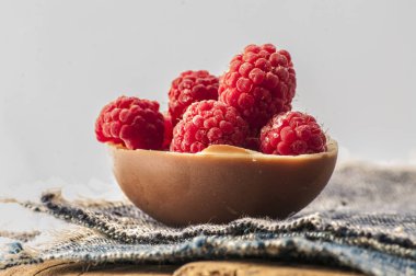 Ahududu çikolata yakın çekim