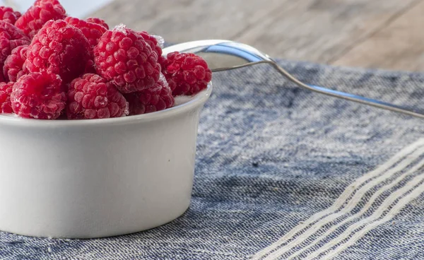 Fresh Raspberry Fruits In White Bowl — Stock Photo, Image