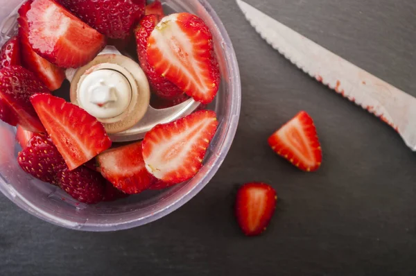 Strawberry cut ready to blend . Prep strawberry smoothies — Stock Photo, Image