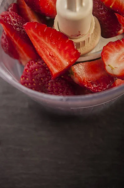 Aardbei gesneden klaar te mengen. Prep aardbei smoothies — Stockfoto