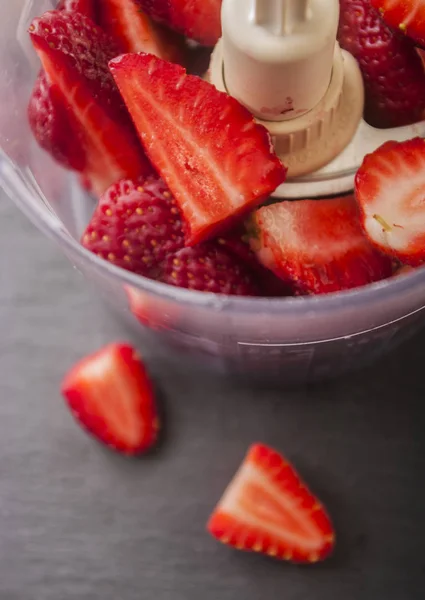 Aardbei gesneden klaar te mengen. Prep aardbei smoothies — Stockfoto