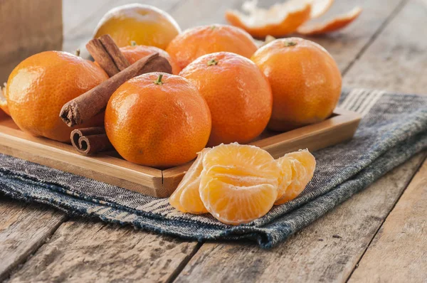 Ripe mandarine citrus . tangerine mandarine orange on wooden background. — Stock Photo, Image