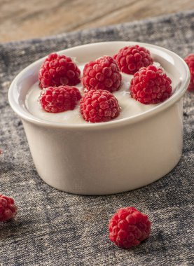 Ahududu kase krema ile