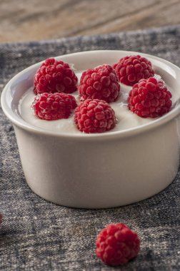 Ahududu kase krema ile