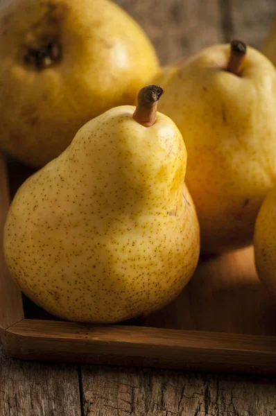 Peren op oude houten tafel — Stockfoto