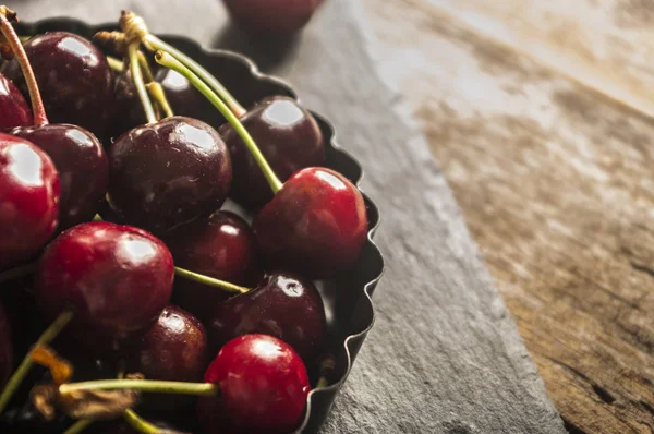 Pan pişirme içinde kırmızı kiraz