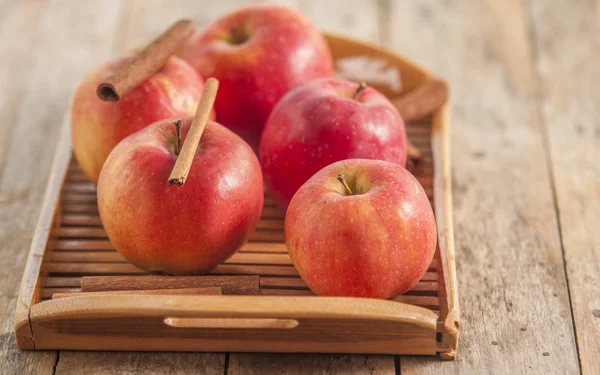 Manzanas rojas con palitos de canela — Foto de Stock