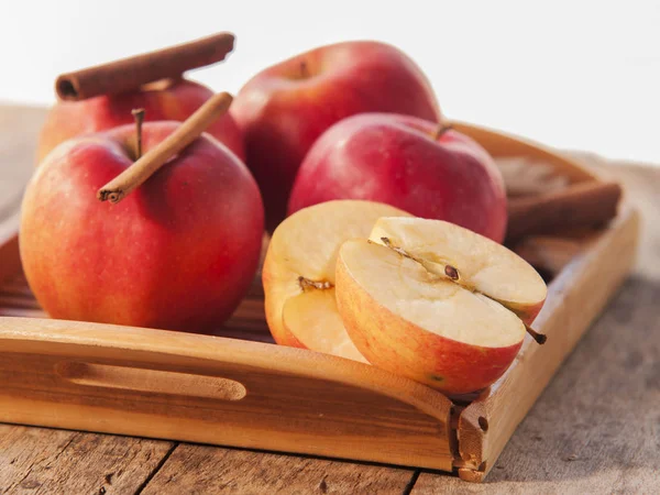 Manzanas rojas con palitos de canela — Foto de Stock