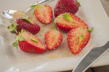 şekerli çilek plaka üzerinde kesmek