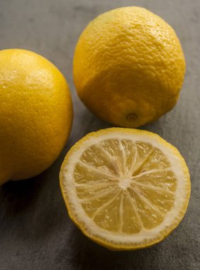 Kes ve bütün limon