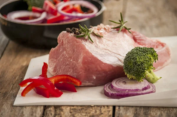 Chuleta de cerdo con ingredientes — Foto de Stock