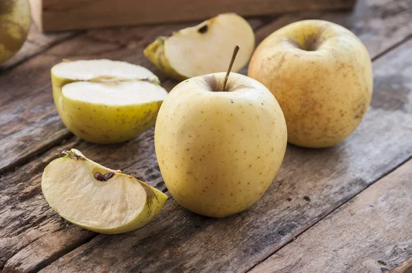 Manzanas cortadas y amarillas enteras —  Fotos de Stock