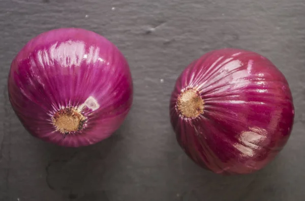 Dos cebollas rojas — Foto de Stock