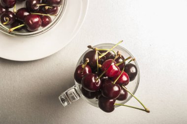 Arka plan üzerinde taze kiraz