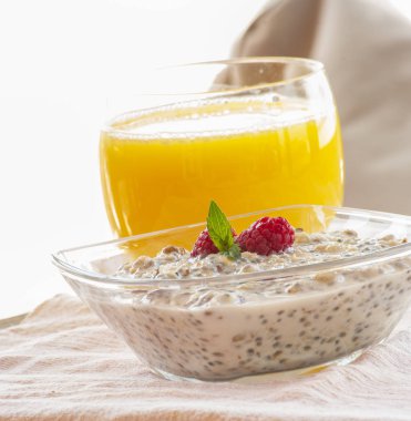 Chia puding taze meyve ile