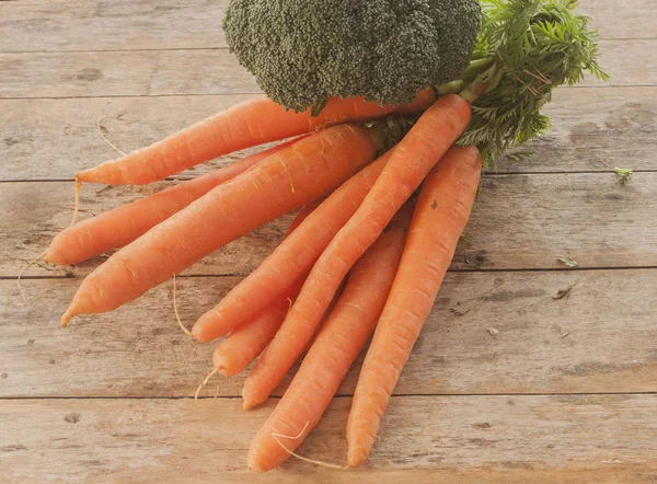 Υγιή φρέσκο μπρόκολο και καρότα — Φωτογραφία Αρχείου
