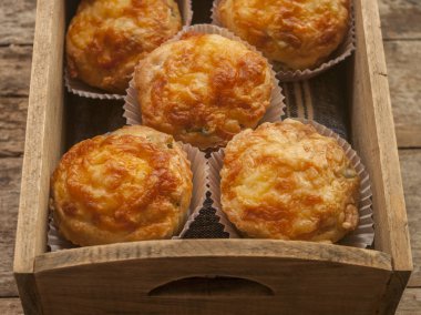 Lezzetli peynir ve domuz pastırması muffins 