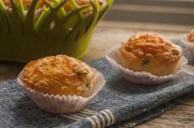 Lezzetli peynir ve domuz pastırması muffins 
