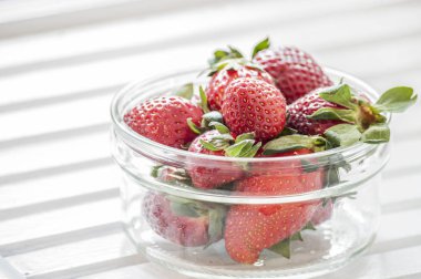 antika ahşap zemin üzerine taze olgun çilek