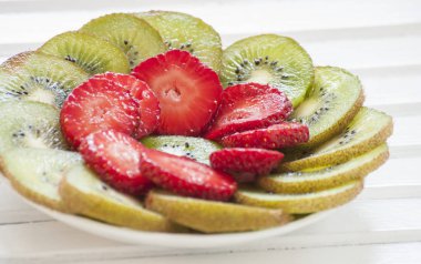 kivi meyve ve çilek beyaz