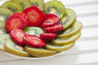 kivi meyve ve çilek beyaz