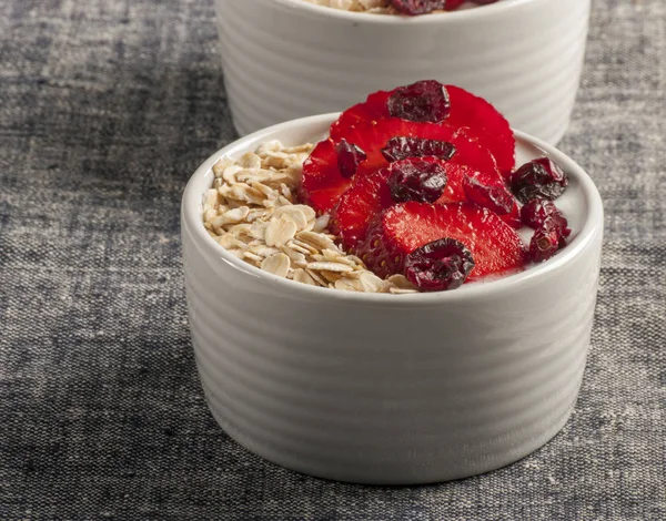 Oatmeal with strawberries — Stock Photo, Image