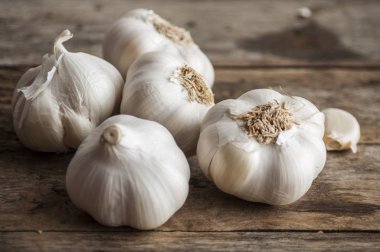 Arka plan üzerinde taze sarımsak